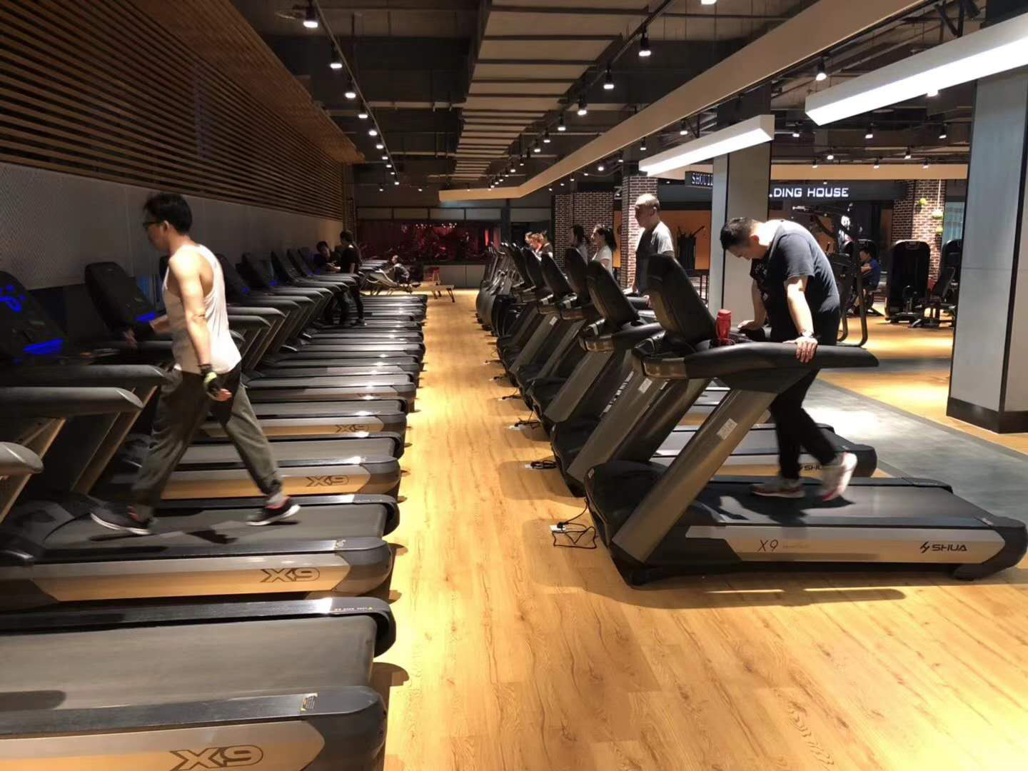 米兰智能健身器材